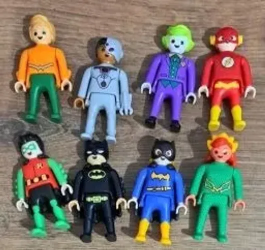 4 bonecos BATMAN FLASH CYBORG ROBIN KINDER OVO COLEÇÃO DC