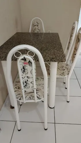 Mesa com quatro cadeiras 