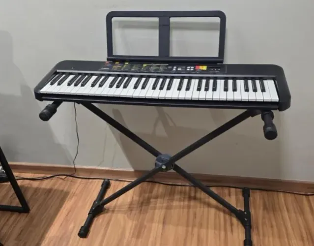 VENDO TECLADO NOVINHO COM CAPA
