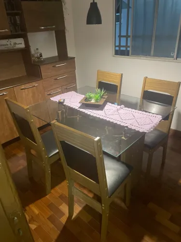 Mesa de jantar com 4 cadeiras 