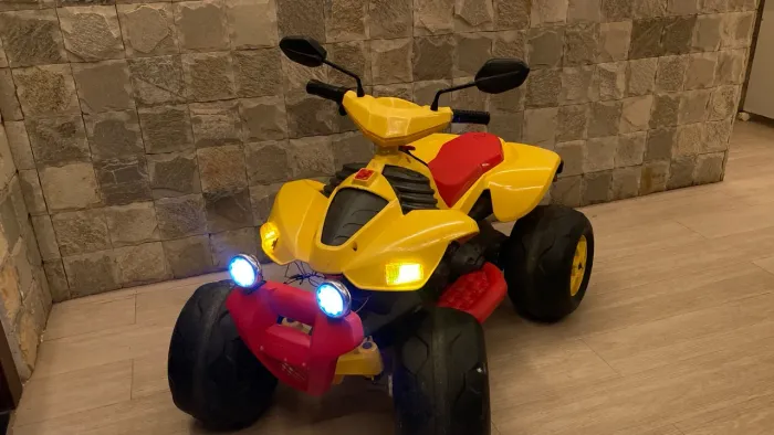 Quadriciclo elétrico infantil Bandeirantes