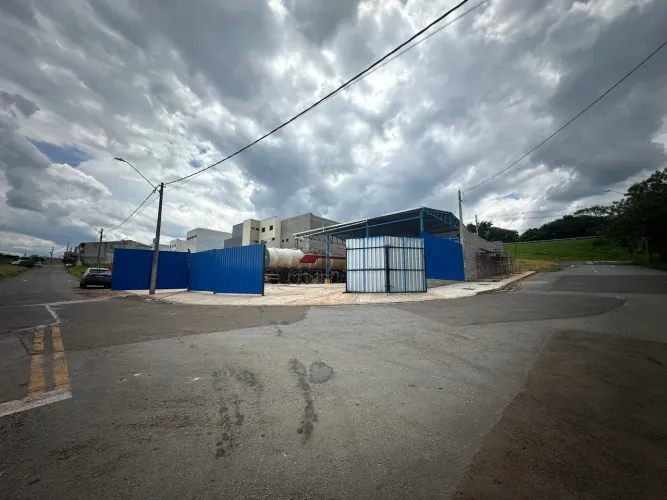 Barracão Industrial com Piso de Concreto Reforçado e 1108m²! Ideal para Transportadoras e