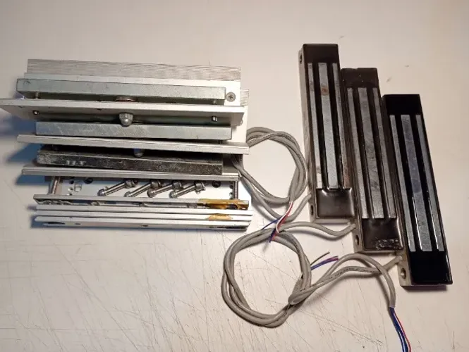 Fechadura eletromagnética blindada 600Lbs/280Kg 12VCC Assa Abloy com sensor NA/NF usada.