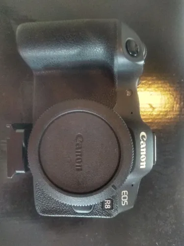 Camera Canon R8