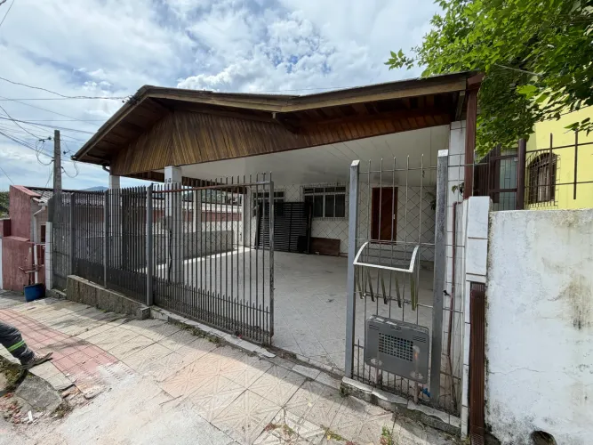 Grade e portão junto