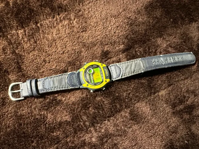 Relógio Casio Illuminator W-94H Vintage Antigo Original - Módulo 1950 Amarelo (Raro)