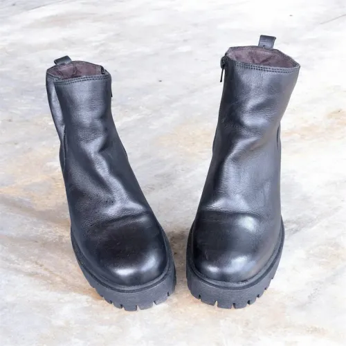Bota de couro número 38