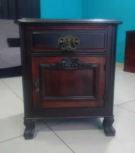 Antiga e lindíssima mesa auxiliar/ para cabeceira em jacarandá  