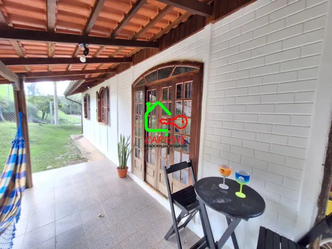 casa em condomínio em Vinhedo-SP, bairro Caixa D'água, com 3 quartos, 1 suíte, 2 salas, 2