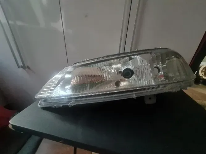 Farol esquerdo Celta até 2006 marca Arteb - tenho o direito também
