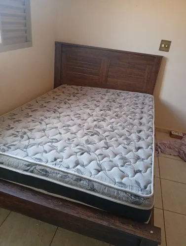 Cama casal com colchão incluso