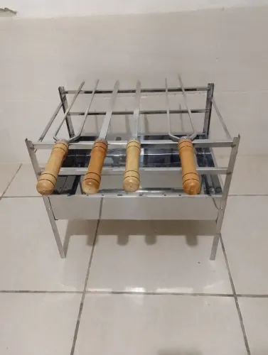 CHURRASQUEIRA MÉDIA BAIXA DESMONTÁVEL DE INOX COM 4 ESPETOS DE ALUMÍNIO