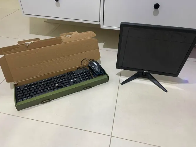 Combo com monitor 17 polegadas , mais 2 teclado e 2 mouse.
