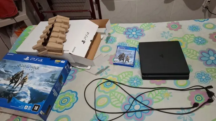 Ps4 slim 1TB + 1 controle
