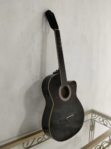 Violão funciona porém,sem as cordas e sem as tarachas