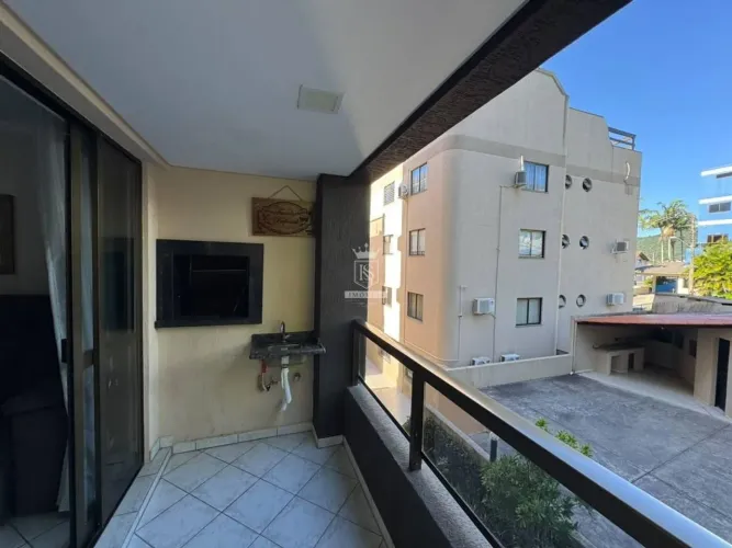 Apartamento 03 dormitórios sobre a avenida principal no centro