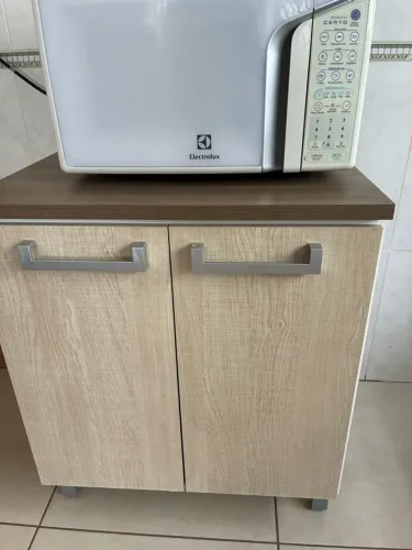 Microondas 30 litros e balcão