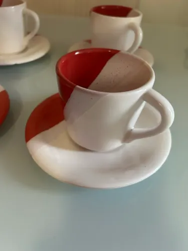 4 xícaras com pires