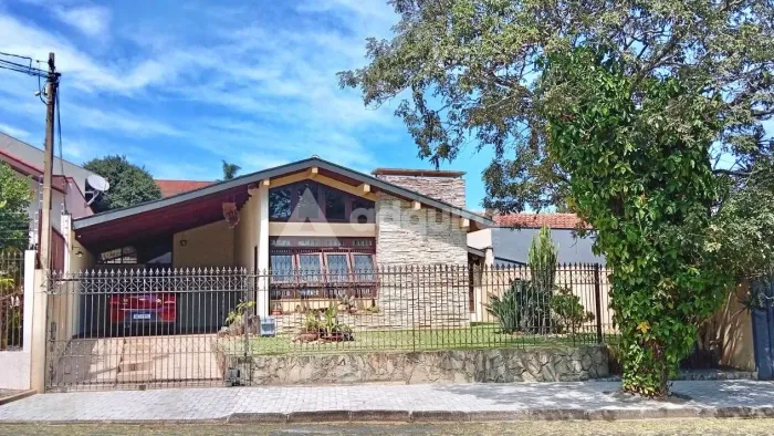 Casa térrea com amplo quintal e espaço de lazer