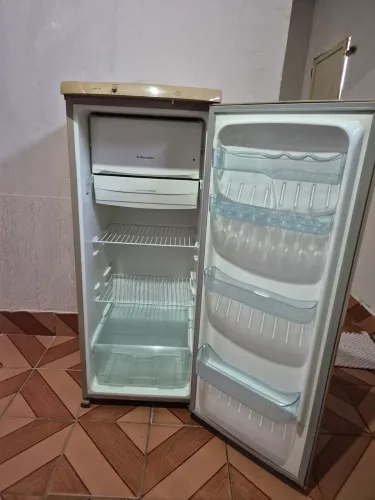 GELADEIRA ELECTROLUX 239 litros