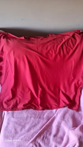 Vendo bata de religião vermelha, usada, em bom estado. 68 com de altura e 52 cm de largura