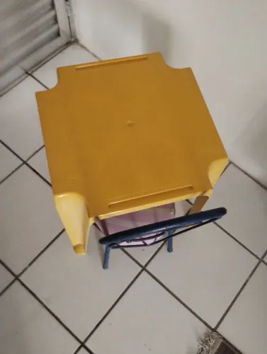 Mesa e cadeira pequena