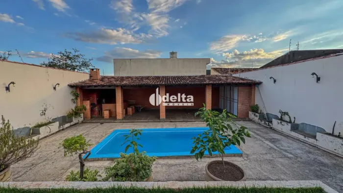 Casa residencial com 3 quartos sendo 2 suítes disponível para venda no bairro Brasil em Ub
