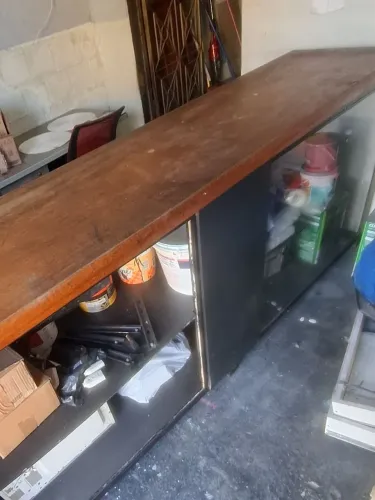 BALCÃO VITRINE DE FERRO E TAMPO DE MADEIRA 2 METROS