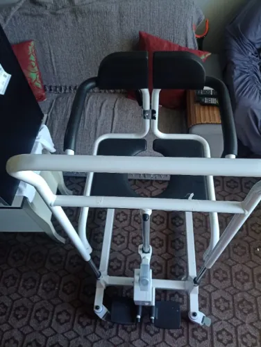 Cadeira de transferência higiênica elétrica 135 D80 Dellamed