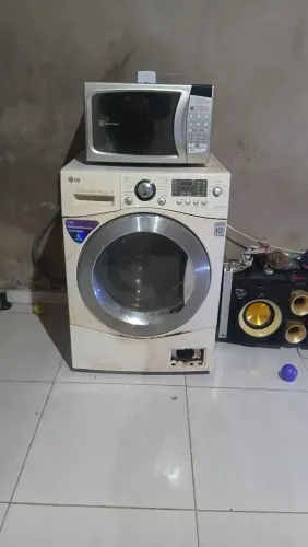 Vendo uma máquina lg lava e seca e um micro-ondas