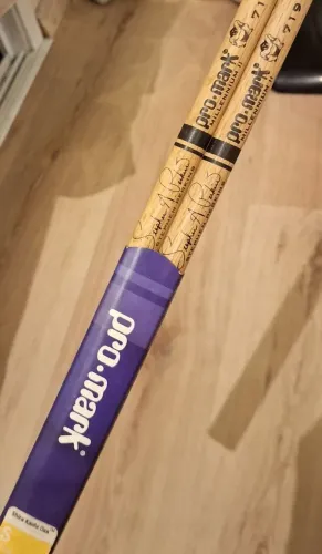 01 par de baquetas de Bateria PROMARK em OAK (Carvalho) - SIGNATURE STEPHEN PERKINS