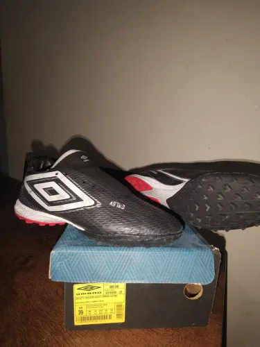 Chuteira society umbro astro n° 39