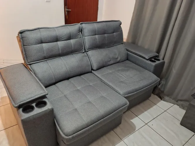 Sofá reclinável e retrátil