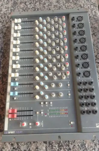 Mesa de som Spirit Folio 12 canais