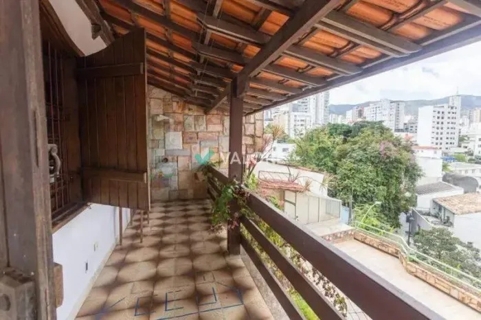 Casa à venda, 6 quartos, 644m² de área no Serra.