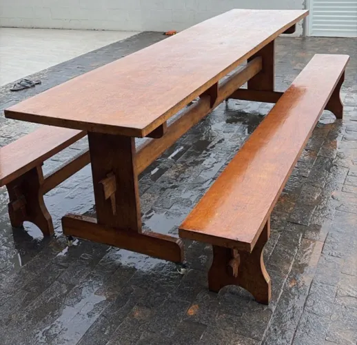 Mesa com bancos de Angelin