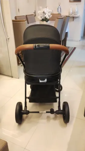 Carrinho de bebê semi-novo com bebê conforto - Marca Galzerano