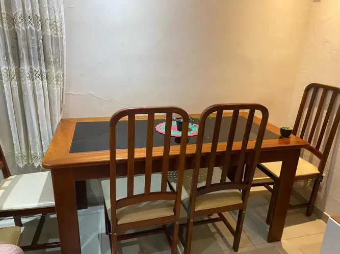 Mesa com 6 cadeiras de madeira