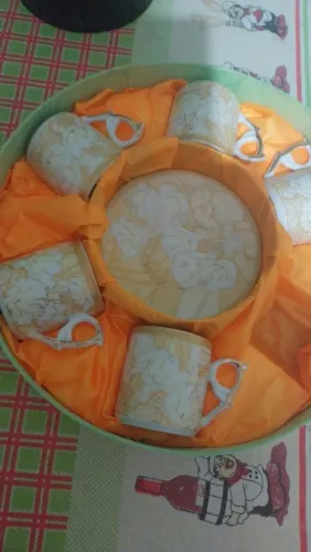 Aos colecionadores tenho um jogo de chicara com as seis e 6 Pires nunca usado na casa