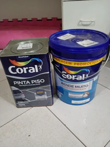 Tinta coral pinta piso cinza médio,e coral rende muito gelo.