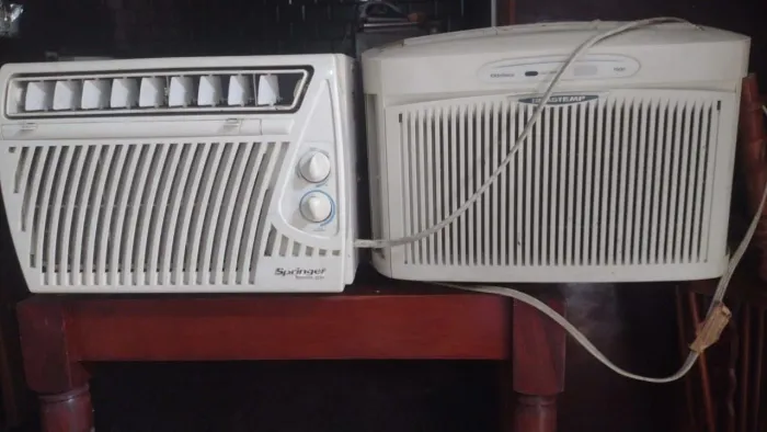 Vendo dois ar-condicionados de janela seminovos,um de controle e outro é manual,7.500bts