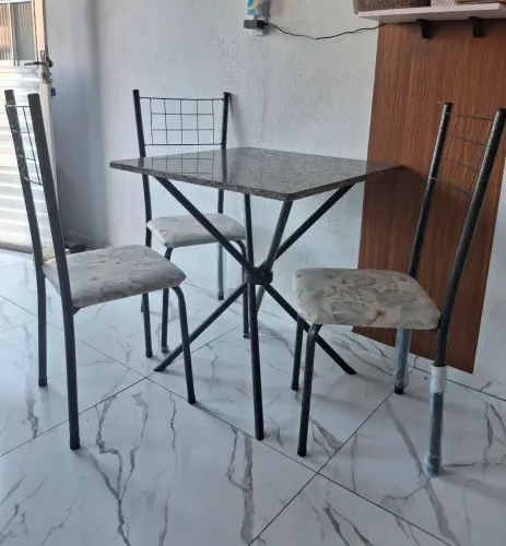 Jogo de mesa c/4 cadeiras seminovo.