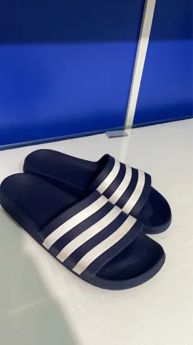 Chinelo Adidas Adilette Original, pouco usado