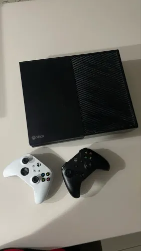 XBOX ONE 500GB - DOIS CONTROLES - venda rápida 