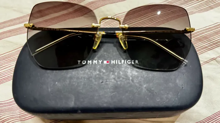 Óculos de Sol Tommy Hilfiger Original - Estiloso e Conservado