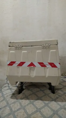 Vende-se suporte e baú.