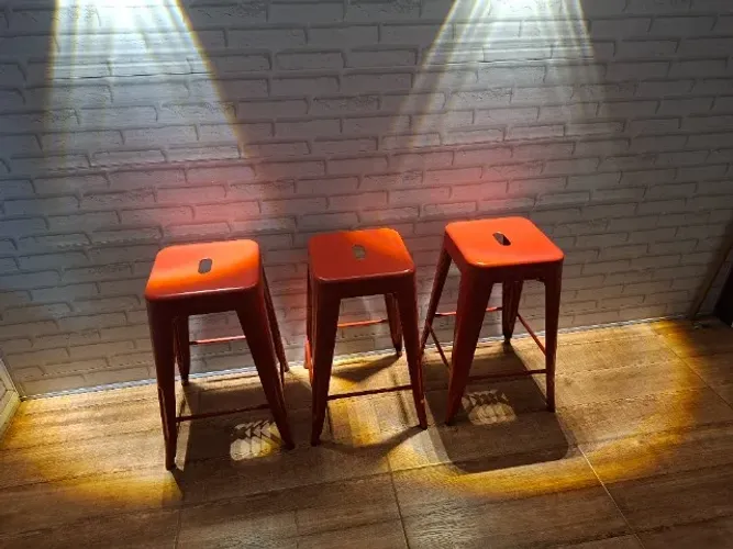 3 banquetas industriais médias. 1 por R$ 220,00 ou as 3 por R$ 600,00.