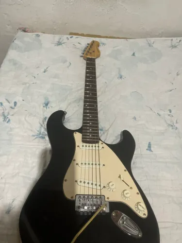 Vendo guitarra adaptado para canhotos. Mais informações, por favor enviar mensagem.