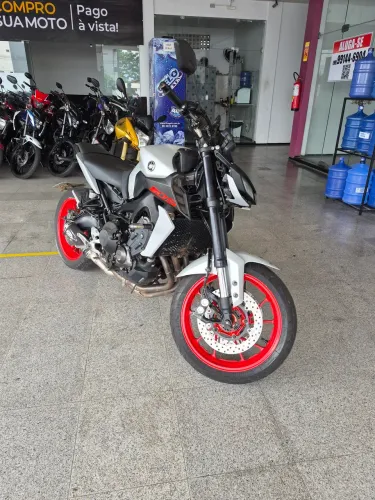 Yamaha mt09 top
