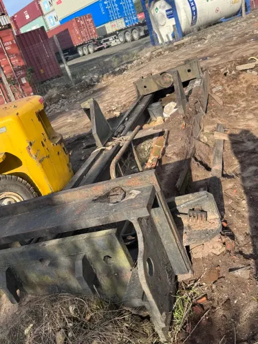 Preço para levar. Torre e espreader empilhadeira milan 28t. Ótima estrutura. 